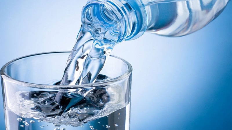 Uống nhiều nước để tăng khả năng đi tiểu và loại bỏ vi khuẩn ra khỏi niệu đạo.